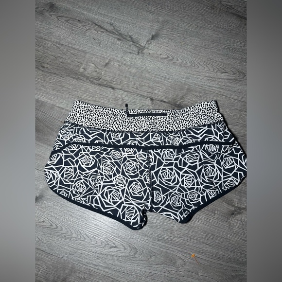 Lululemon Run Speed Shorts Posey Geometric White Black Floral Running size 8 - Picture 2 of 4